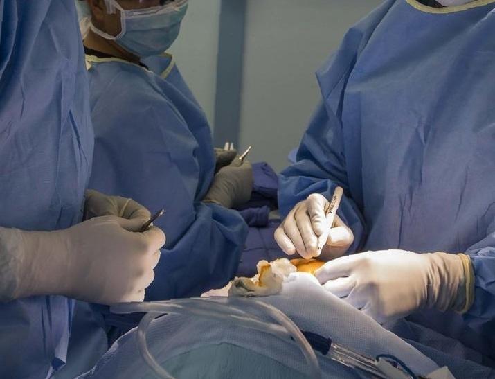 Plastic-Surgeons-doing-Cosmetic-Surgery